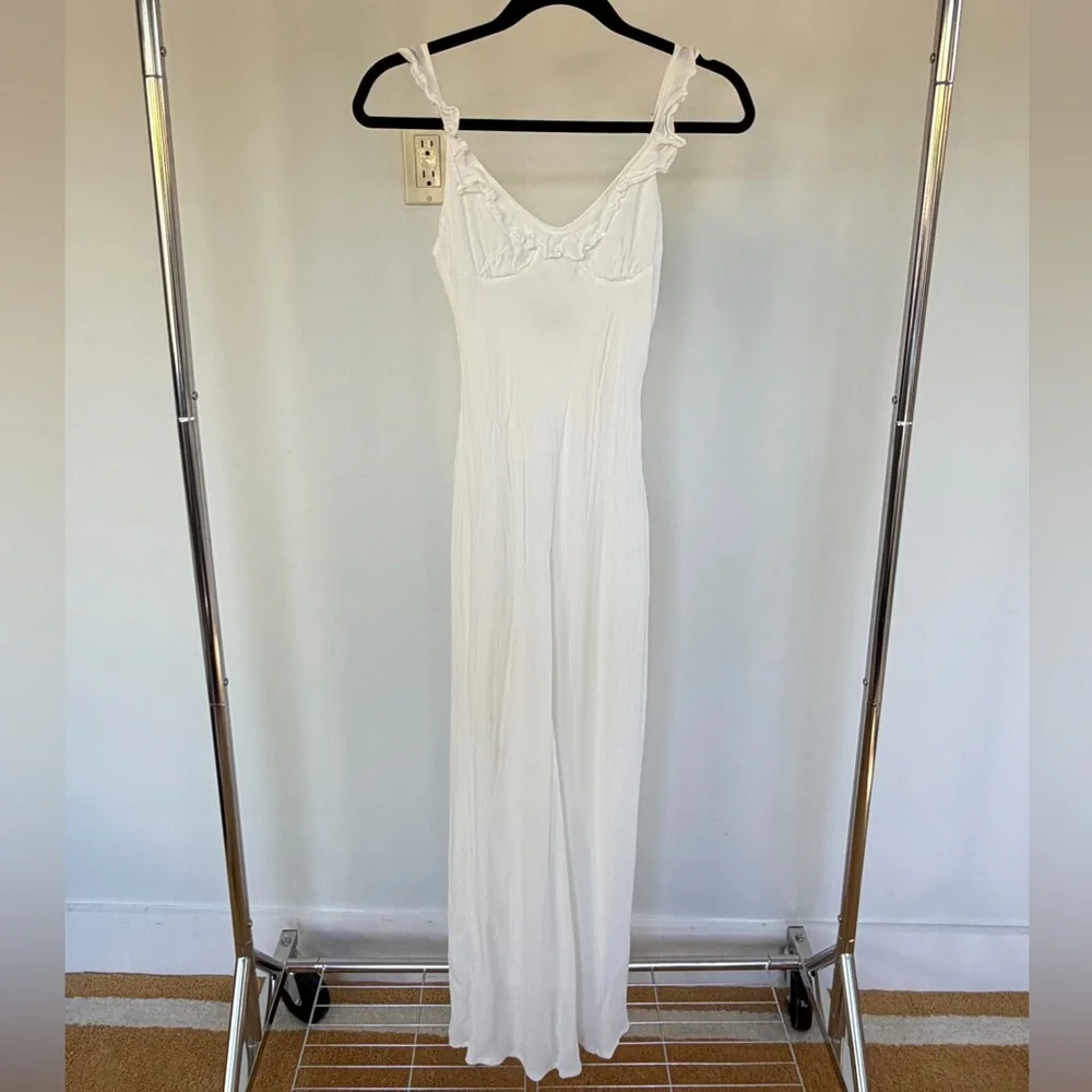 Elegant White Maxi Dress - Picture 1 of 4